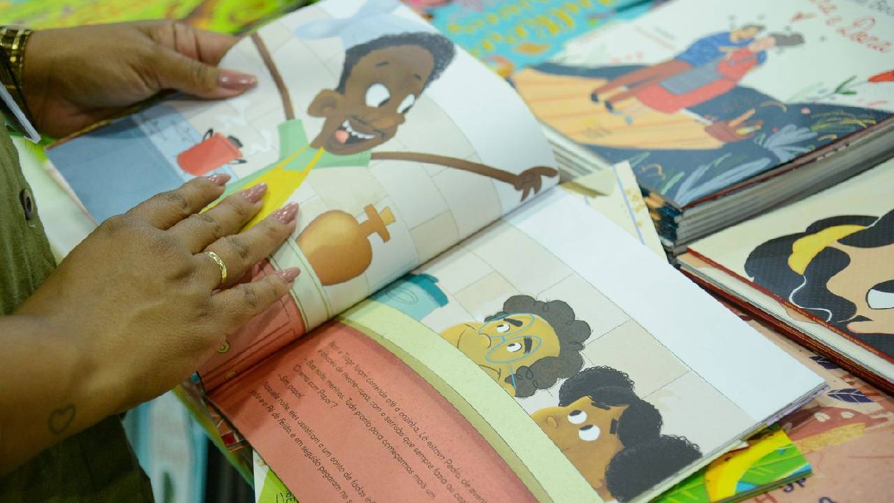 Bienal nas Escolas entra em clima de Copa para estimular leitura no RJ