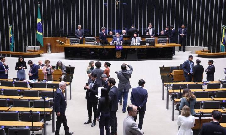 Deputados analisam requerimentos de urgência em Plenário; acompanhe