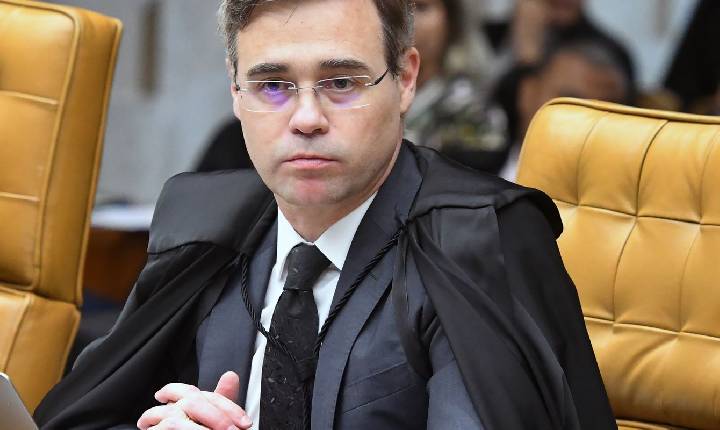 Mendonça autoriza PF a investigar repasses para filme sobre Bolsonaro