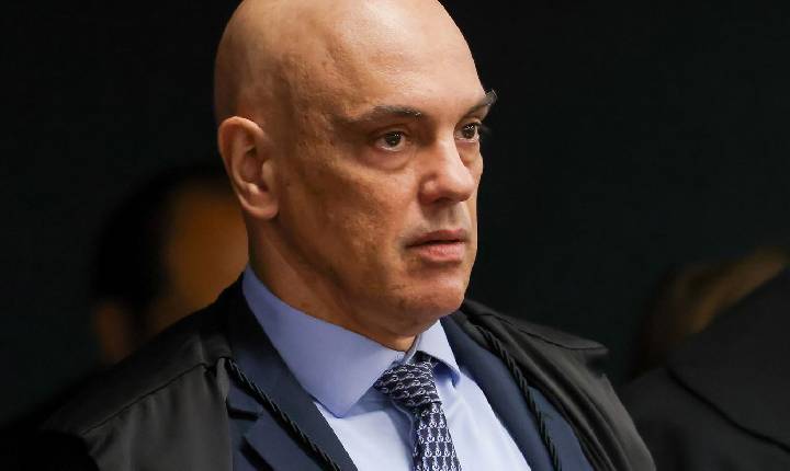 Moraes volta a pedir que PGR se manifeste sobre arma de Bolsonaro