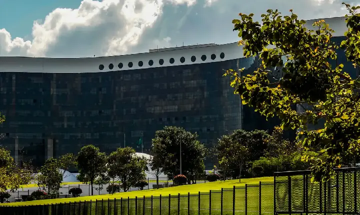 TSE: ministros ordenam que Lula e Janja removam vídeos contra Flávio