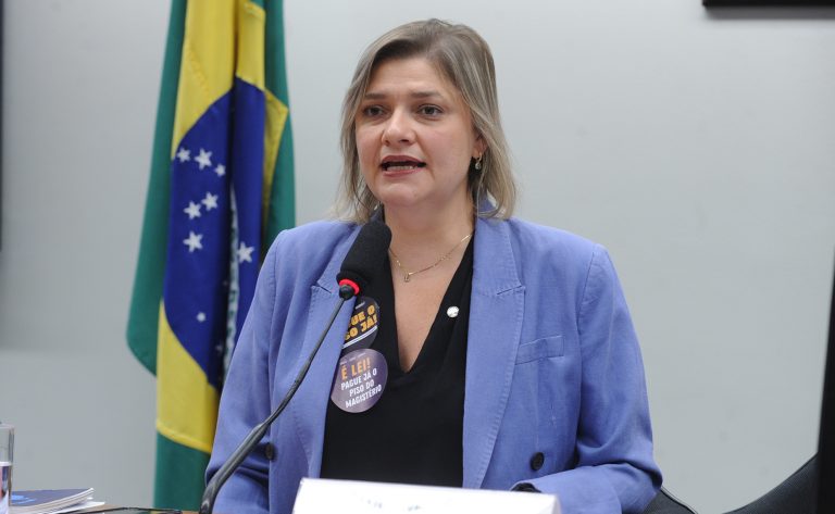 Deputada Luciene Cavalcante quer responsabilizar quem não cumpre piso de professor; ouça a entrevista