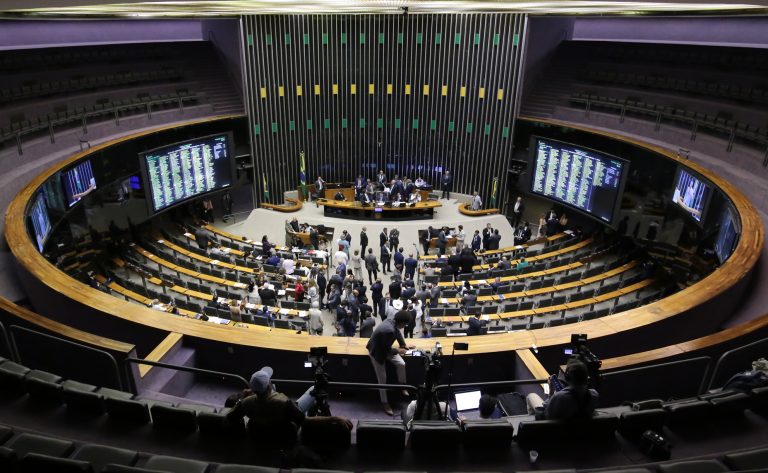 Deputados retomam análise da PEC das Prerrogativas; acompanhe