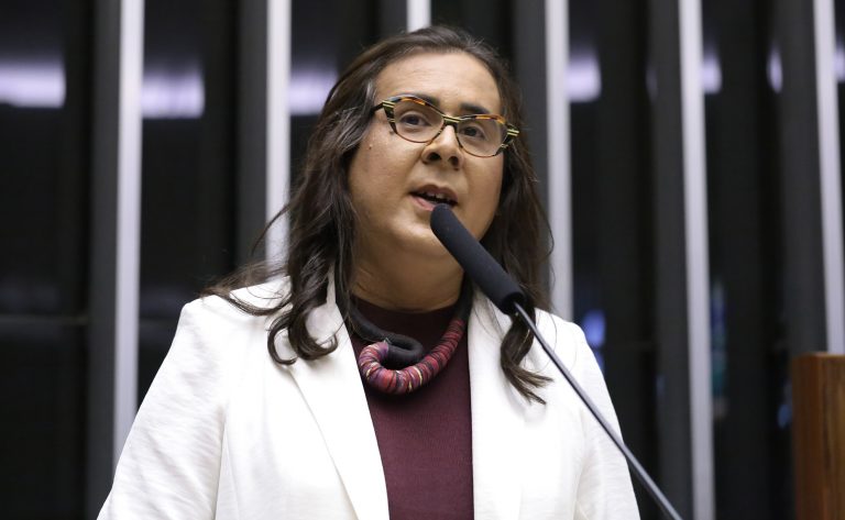 Comissão aprova criação de programa para aumentar a oferta de luz e internet em todo o país