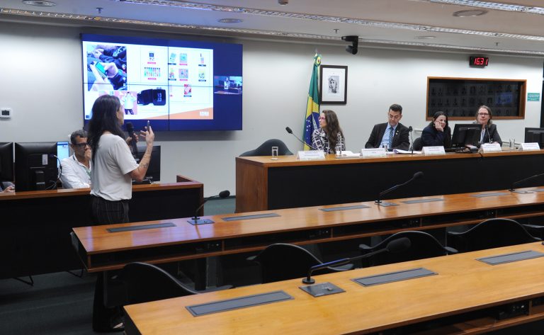 Indústria do tabaco usa cigarros eletrônicos para atrair novos fumantes, diz Instituto do Câncer