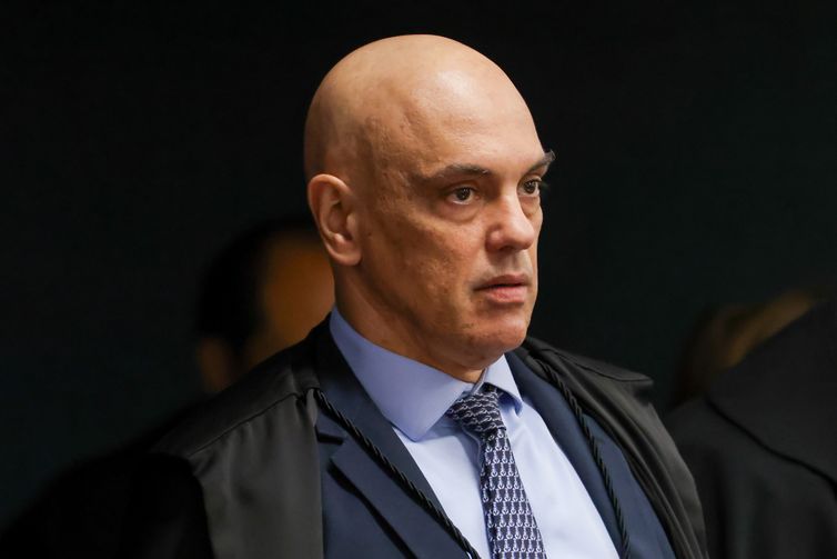 Moraes corrige mandado e manda soltar presa do 8 de janeiro