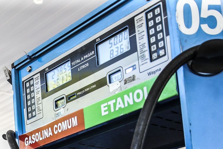 Petrobras reduz preço da gasolina em 4,9% a partir de terça-feira
