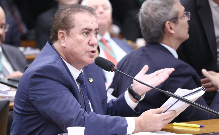 Projeto prevê desconto no salário de saldo negativo em banco de horas