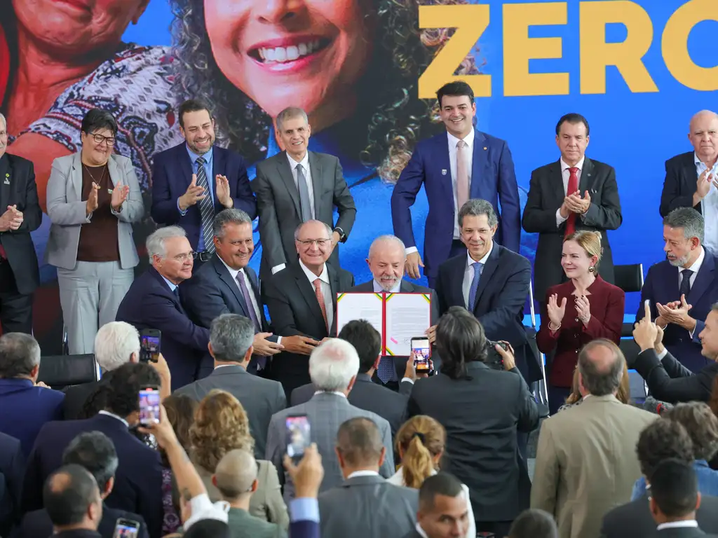 Ampliação da isenção de Imposto de Renda vira lei, e autoridades destacam justiça tributária