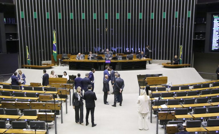 Câmara analisa projeto que condiciona saída temporária de preso à coleta de material genético; acompanhe