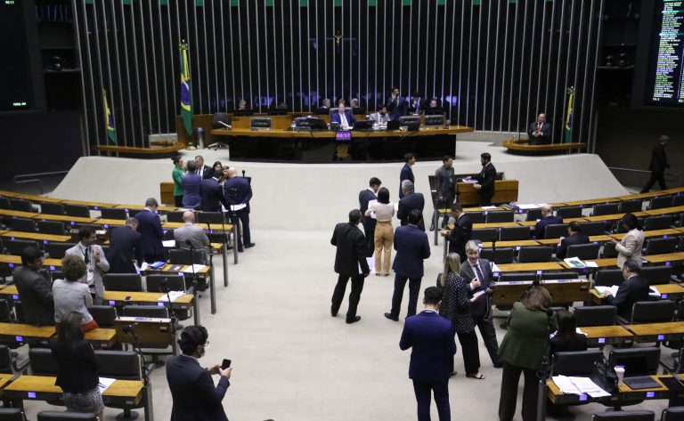 Câmara aprova projeto que permite registro de transmissão de bens entre concessionárias de energia