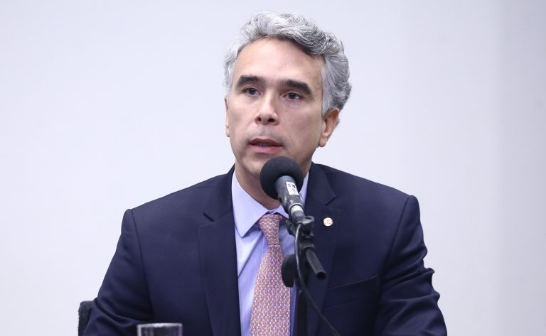 Comissão aprova projeto que permite falta semanal ao trabalho para acompanhar cônjuge em tratamento de câncer