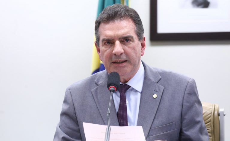 Comissão aprova regras para municípios regularem serviços de táxi e transporte por aplicativo