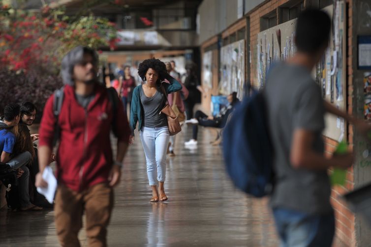 Concluintes de cursos de tecnologia fazem Enade 2025 neste domingo