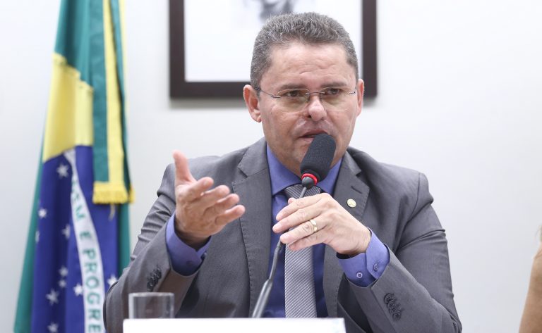 Comissão aprova criação de programa para aumentar a oferta de luz e internet em todo o país