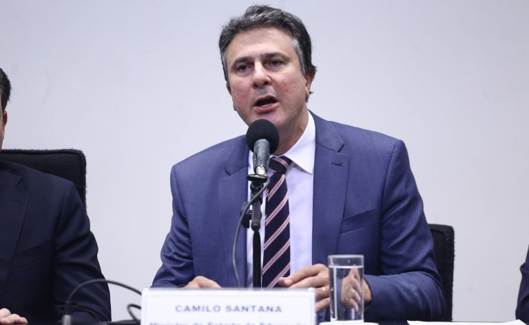 Comissão ouve ministro da Educação, Camilo Santana, sobre temas ligados à Pasta