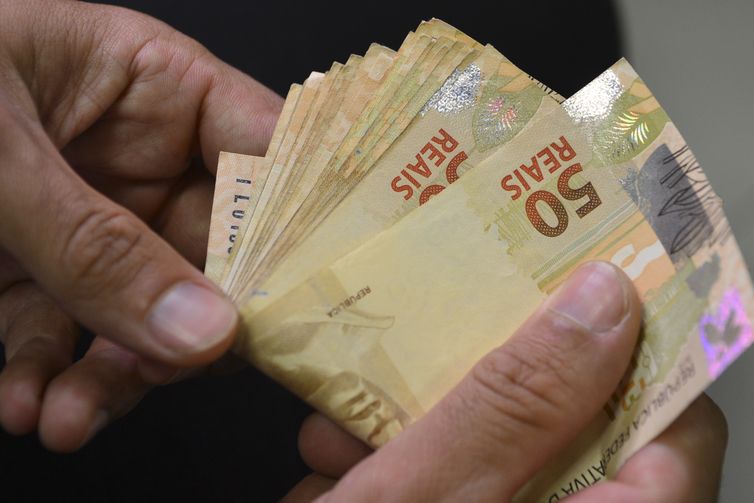 Segunda parcela do 13º salário deve ser paga até a próxima sexta-feira