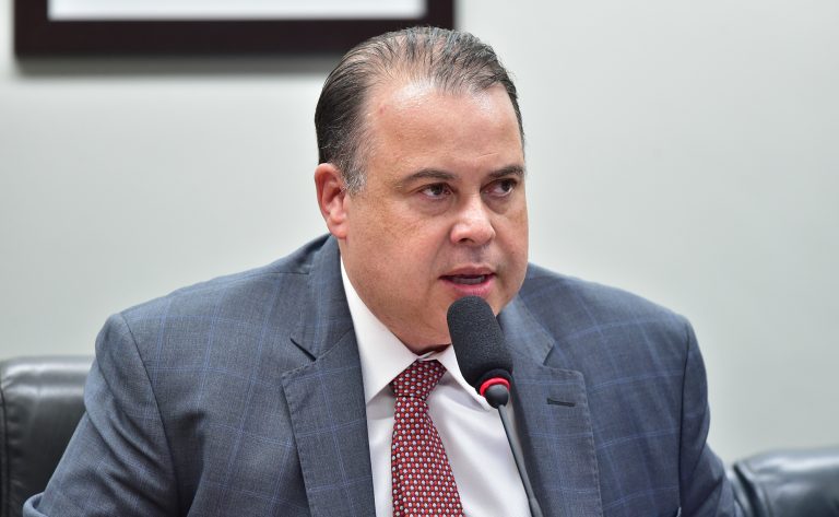 Comissão aprova projeto que proíbe que professores sejam substituídos por inteligência artificial nas escolas