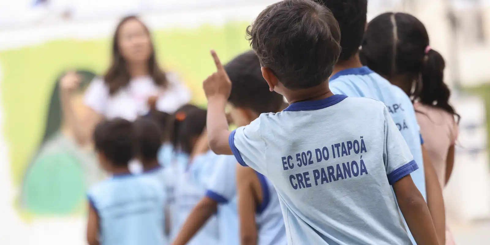 Ensino fundamental atinge 99,5% de frequência; atraso escolar cai 