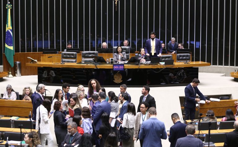 Câmara aprova levantamento de dados sobre impacto da crise climática na vida de mulheres e meninas