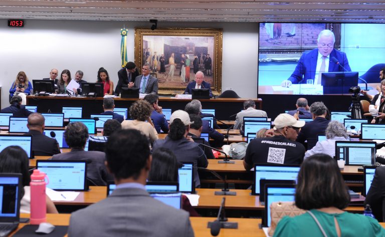 Relator é favorável ao fim da escala de trabalho 6x1; votação das propostas na comissão é adiada